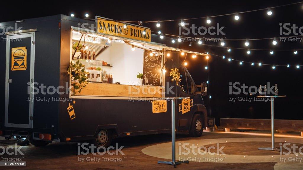 Foodtruck met feestelijke verlichting